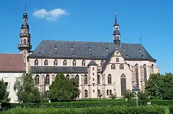 Photographie couleur d'une église de grandes dimensions vue du côté latéral droit