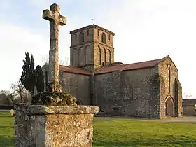 L'église du Vieux Pouzauges aux murs en granit (comme en Bretagne) et aux toits de tuiles canal (comme en Occitanie)