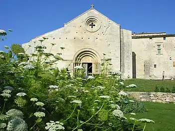 Église du musée de Salagon (vue des jardins des Temps modernes).