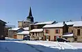 L'église domine le village de Brillac