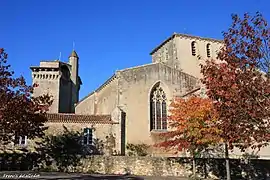 Église et donjon.