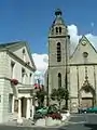 La façade de l'église et la mairie.