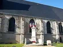 Monument aux morts devant l'église.