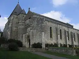 L'église fortifiée Saint-Remy d'Aouste.