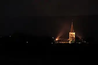 L'église Saint-Christophe, vue de nuit.