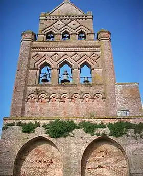 Clocher-mur avec arcs en mitre de l'église Saint-Eutrope de Miremont (Haute-Garonne), France