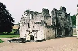 Photographie en couleurs d'une église ruinée vue de l’extérieur.