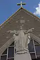 Statue de Jésus-Christ devant l'Église Saint-Sauveur située sur la 3e Avenue, rue principale de la ville.