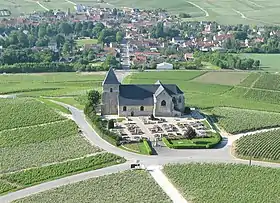 Vue de l'église sur sa butte.