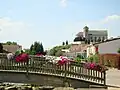 L’église, vue depuis le pont de bois sur la rivière Kiesel