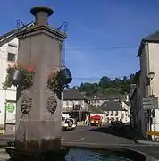 Fontaine au centre du bourg.