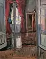 Peinture représentant une double porte ouverte sur une pièce peu meublée au parquet brillant avec de lourds rideaux à la fenêtre