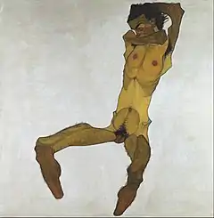 Portrait sur fond gris clair d'un homme très maigre de trois-quarts face, jambes écartées, sans pieds, bras entourant la tête