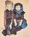 Portrait frontal de deux fillettes assises l'une contre l'autre, en sombre avec quelques taches de couleur