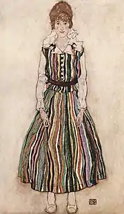Portrait peint d'une femme en chignon debout de face, robe rayée multicolore jusqu'aux chevilles, bras le long du corps