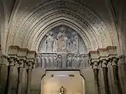 Tympan de l'ancien portail : « Le Christ entre saint Pierre et saint Paul » et vierges sages et vierges folles (XIIIe).