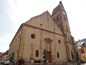 Église Saints-Pierre-et-Paul : nef néo-classique (1808) et clocher en bâtière (XIIIe).