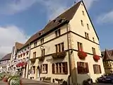 Ancienne auberge « Au Cheval Blanc » (XVIe – XVIIe siècle), 7 place du Château Saint-Léon.