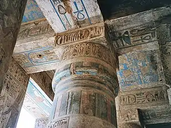 Bas-reliefs en creux peintPlafond du péristyle