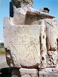 Le dieu du fleuve Hâpy unissant la Haute et la Basse-Égypte. Colosses de Memnon . Règne d'Amenhotep III.