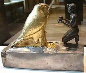 Taharka faisant l'offrande des vases Nou au dieu Hemen XXVe dynastie - Musée du Louvre.
