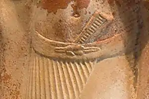 Gros plan du nœud de ceinture sur la statue de l'inspecteur des scribes, Raherka, IVe/Ve dynastie.