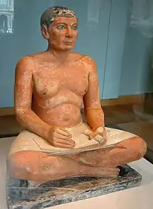 Le scribe accroupi, antiquité égyptienne du musée du Louvre.