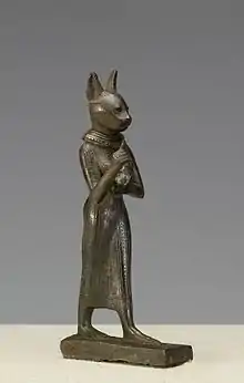 statuette de la déesse Bastet à tête de chat.