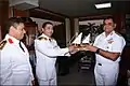 Un contre-amiral de la marine indienne présente un souvenir au capitaine du Shabab Misr le 9 octobre 2017.