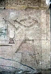 Pharaon offrant un collier pectoral
