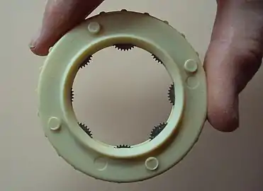 Coupe-œuf avec disques de coupe dentelés excentriques.