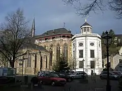 La place devant l'église de l'ancienne abbaye