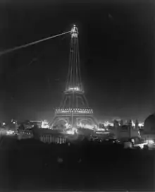 Exposition universelle de 1900 : la tour Eiffel de nuit, photographiée par William Herman Rau (1855-1920).