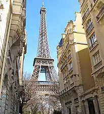 La tour Eiffel vue de la rue.