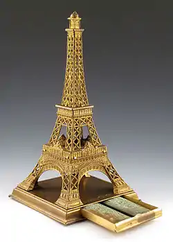 Étui à aiguilles en forme de tour Eiffel de W. Avery & Son