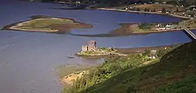 Vue générale d'Eilean Thioram (en haut à gauche), d'Eilean Donan (au centre) et de la pointe Ardelve (en haut à droite).