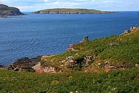 Eilean Mullagrach vue depuis Altandhu, au nord-est sur l'île de Grande-Bretagne.