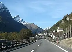 La semi-autoroute A13 peu avant Splügen dans le Rheinwald.