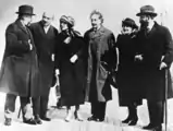 Albert Einstein et sa femme Elsa Einstein (au centre) avec les dirigeants sionistes Menahem Ussishkin, Chaim Weizmann, Vera Weizmann et Ben-Zion Mossinson, à New York en 1921.