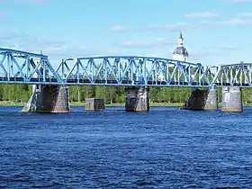 Le pont sur le fleuve Torne.