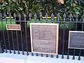 Plaques sur la grille de l'immeuble.