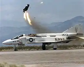 Vue d'un test du siège NACES, à partir d'un McDonnell YF-4J Phantom II à l’US Navy Naval Weapons Station de China Lake, Californie, en 1987.