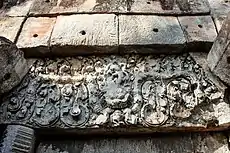 Linteau de la tour centrale : Krishna, soulevant la colline de Govardhana et combattant le serpent Kaliya, debout sur un kala