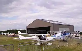 Le hangar longeant l'A77.