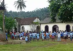 Jeux collectifs à l'école de Ribeira Peixe.