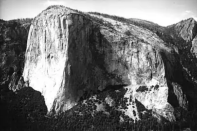 Photographies en noir et blanc d'une montagne vue du haut, vue de 3/4 et vue de face.