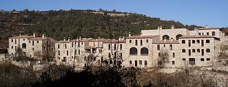 Vue sur le village en pierre de El Fonoll.