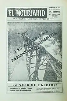 Une du journal El Moudjahid, sous-titré : « La révolution par le peuple et pour le peuple ». L'image qui fait la couverture est une tour de télécommunication en contre-plongée, barrée d'une phrase : « Les algériens parlent aux algériens ». La couverture est sous-titrée « La voix de l'algérie »