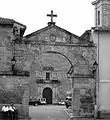 Arche d'entrée vers la Plaza del pueblo