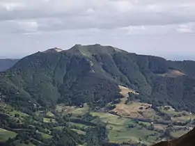 Vue de l'Élancèze depuis le puy Chavaroche, avec son point culminant à gauche (pointe est) ; en arrière plan à gauche, le puy de la Poche.